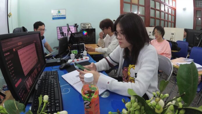 Học tiếng Trung online lớp em Ly Hải Yến 24-4-2025